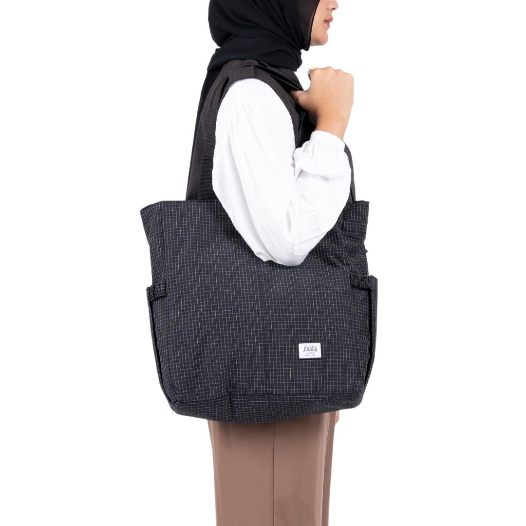 Flashy Tas Kepit Wanita Pruestel Motif Hitam Putih