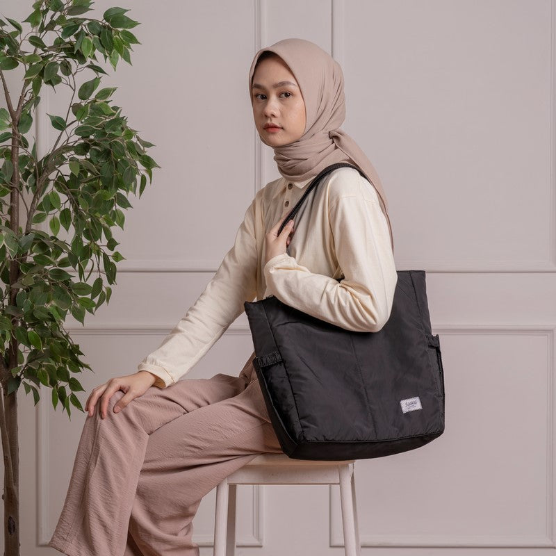 Flashy Tas Kepit Wanita Pruestel Hitam